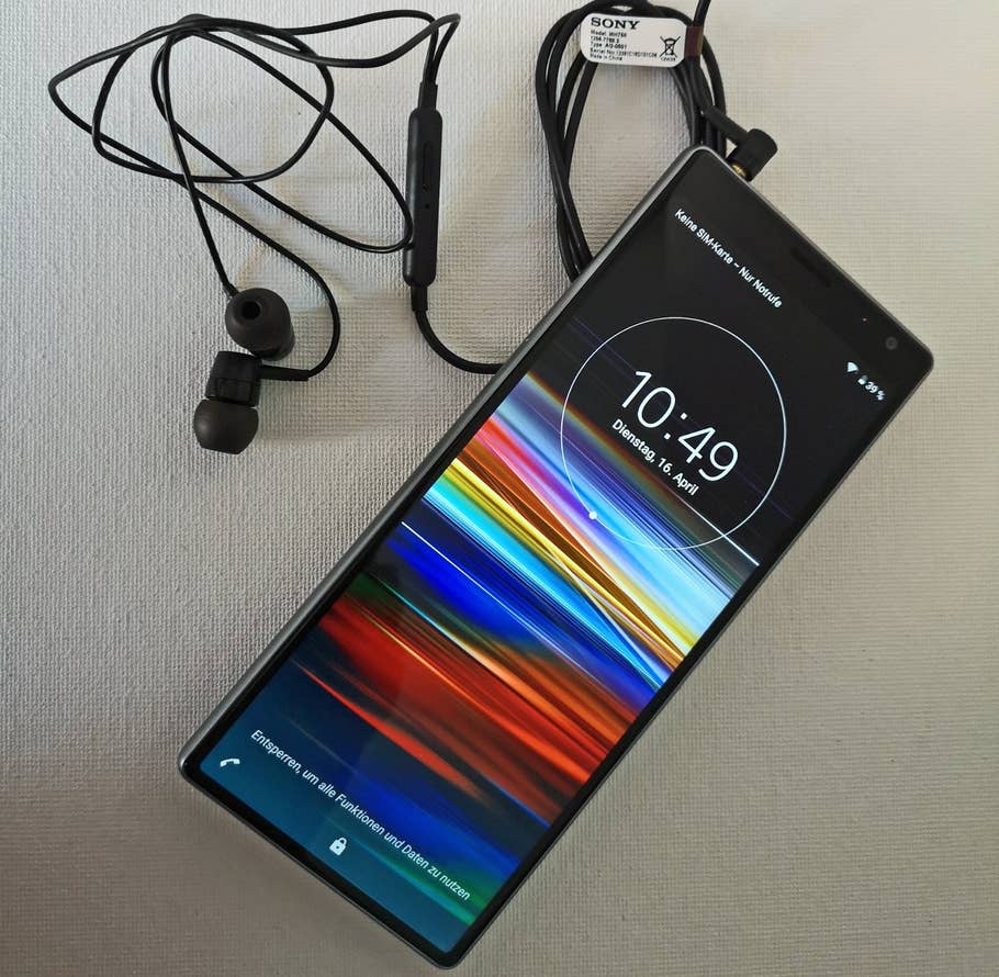 Sony Xperia 10 Plus mit angeschlossenem Headset.