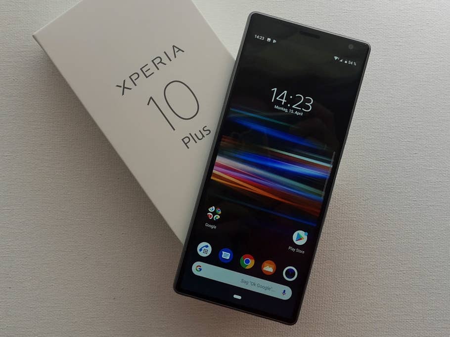 Das Sony Xperia 10 Plus liegt auf seinem Karton.