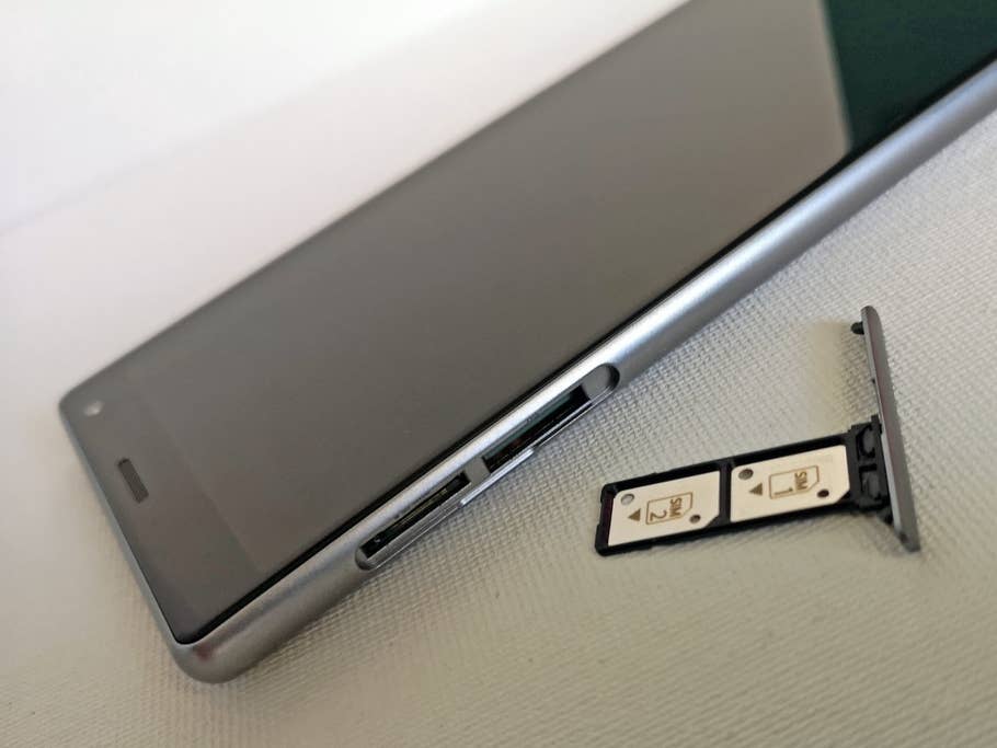 SIM- und Speicherkartenslot des Sony Xperia 10 Plus.