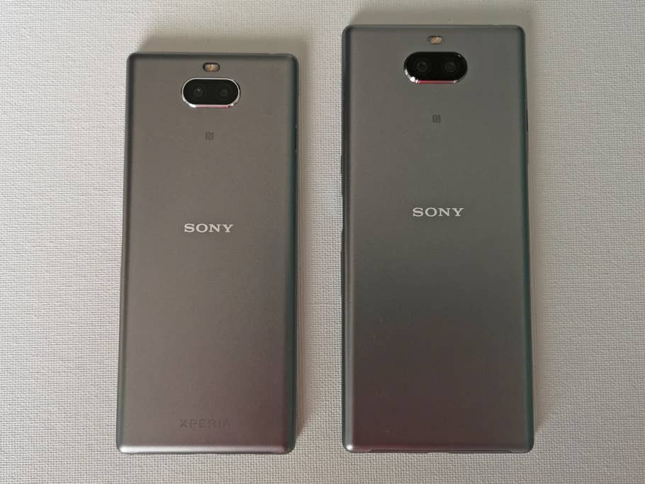 Sony Xperia 10 und das größere Plus-Modell im Vergleich.