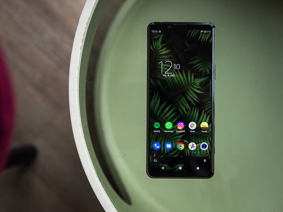 Der OLED Bildschirm des Sony Xperia 5 II löst in Full HD+ auf