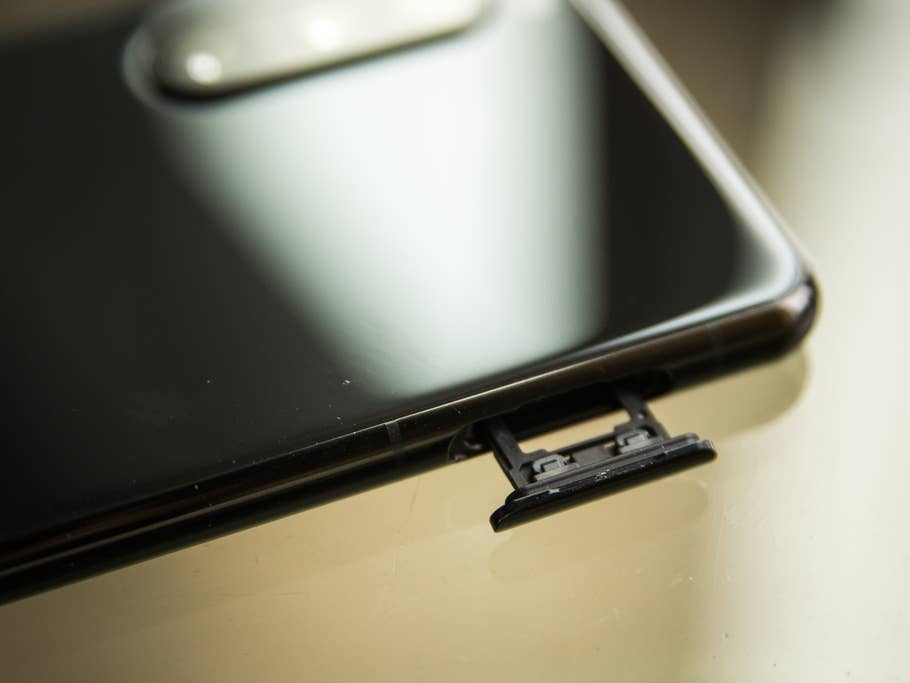 Das Sony Xperia 5 II kann zwei SIM-Karten aufnehmen.