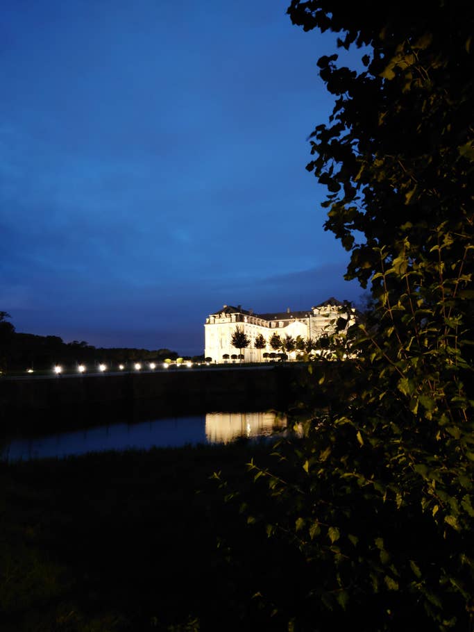 Das Schloss Augustusburg im Dämmerlicht, bei voller Bestrahlung.