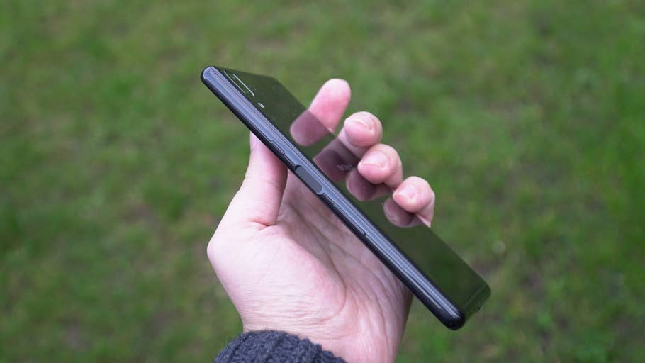 Das Sony Xperia L3 wirkt recht dünn.