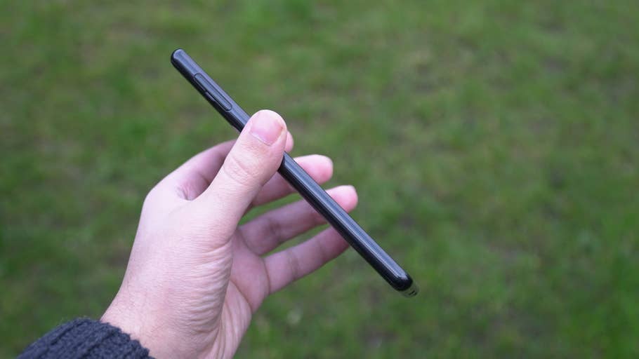 Das Sony Xperia L3 wirkt recht dünn.