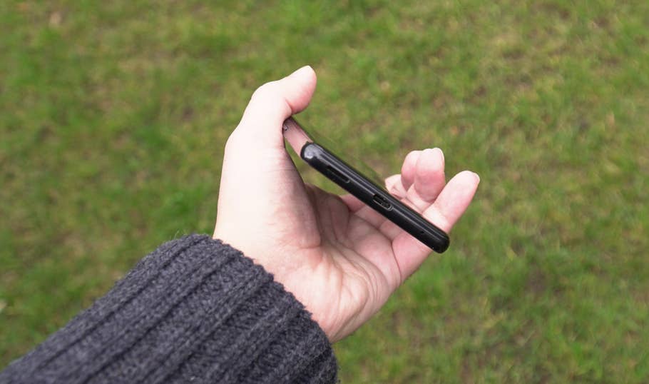 Der Lautsprecher befindet sich beim Sony Xperia L3 neben dem USB-Typ-C-Anschluss.