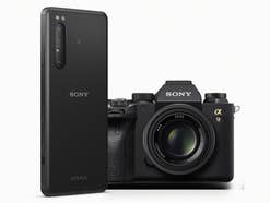 Sony Xperia Pro neben einer Sony Alpha Kamera