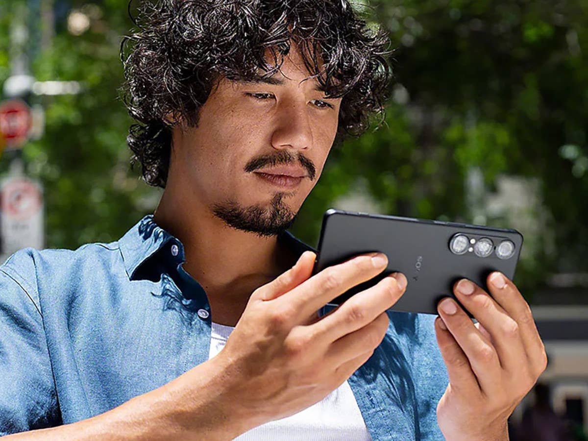 Das Sony Xperia 1 VII in der Hand eines Mannes