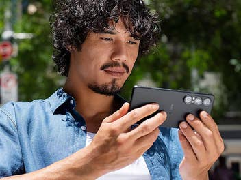 Das Sony Xperia 1 VII in der Hand eines Mannes