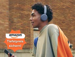 Junger Mann mit Sony-Kopfhörern auf und Handy in der Hand. Unten links eine orangene Blase mit Text und AMazon-Logo.