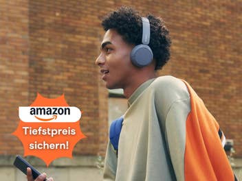 Junger Mann mit Sony-Kopfhörern auf und Handy in der Hand. Unten links eine orangene Blase mit Text und AMazon-Logo.