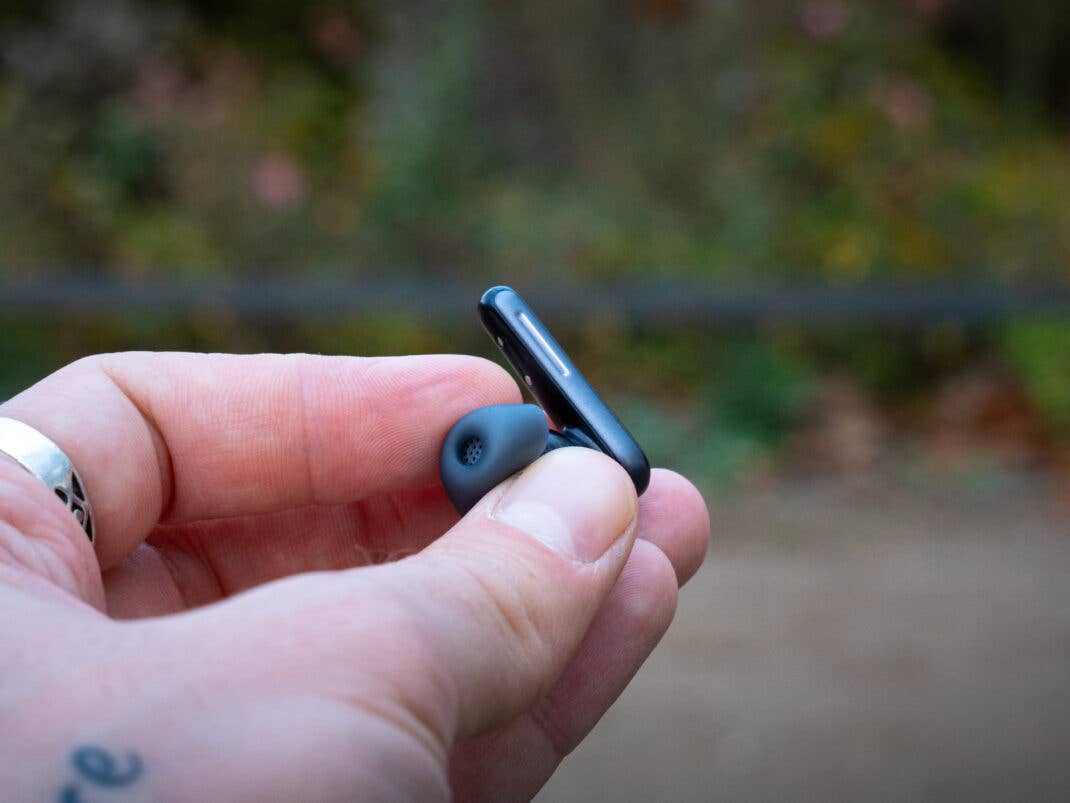 Die markierte Fläche am Stiel der Soundcore LIberty 5.