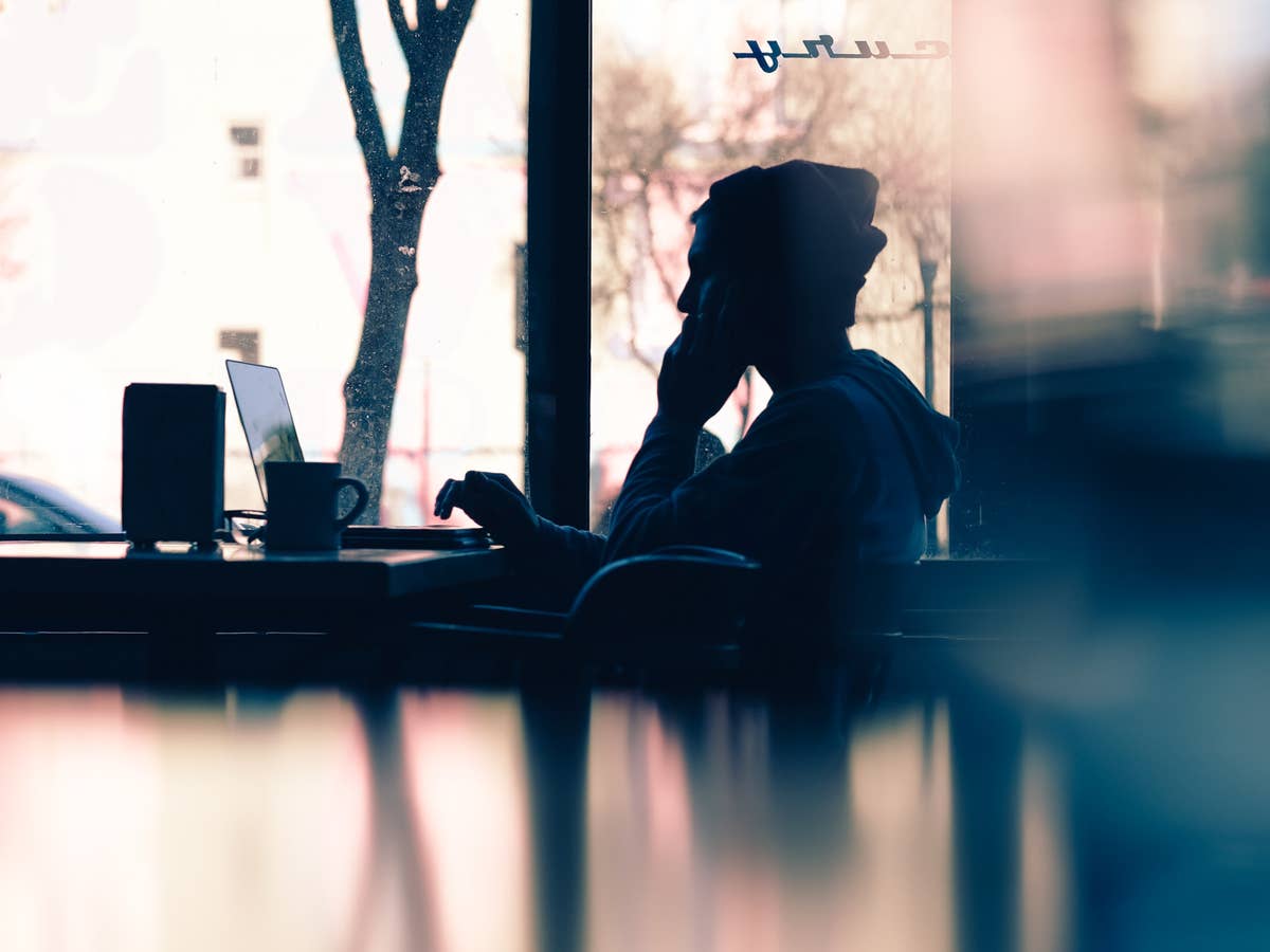 Silhouette eines Mannes, der telefoniert