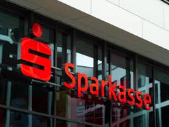 Sparkassen-Logo an einer Filiale in Dresden.