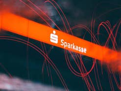 Sparkasse erhöht Kontogebühren trotz Rekord-Einnahmen: Was Kunden jetzt prüfen sollten
