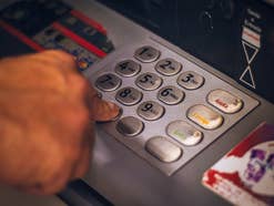Sparkasse: Erst bekamen Geldautomaten eine neue Funktion, jetzt erleben Kunden eine böse Überraschung