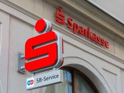 Sparkassen-Logos an einer Filiale.
