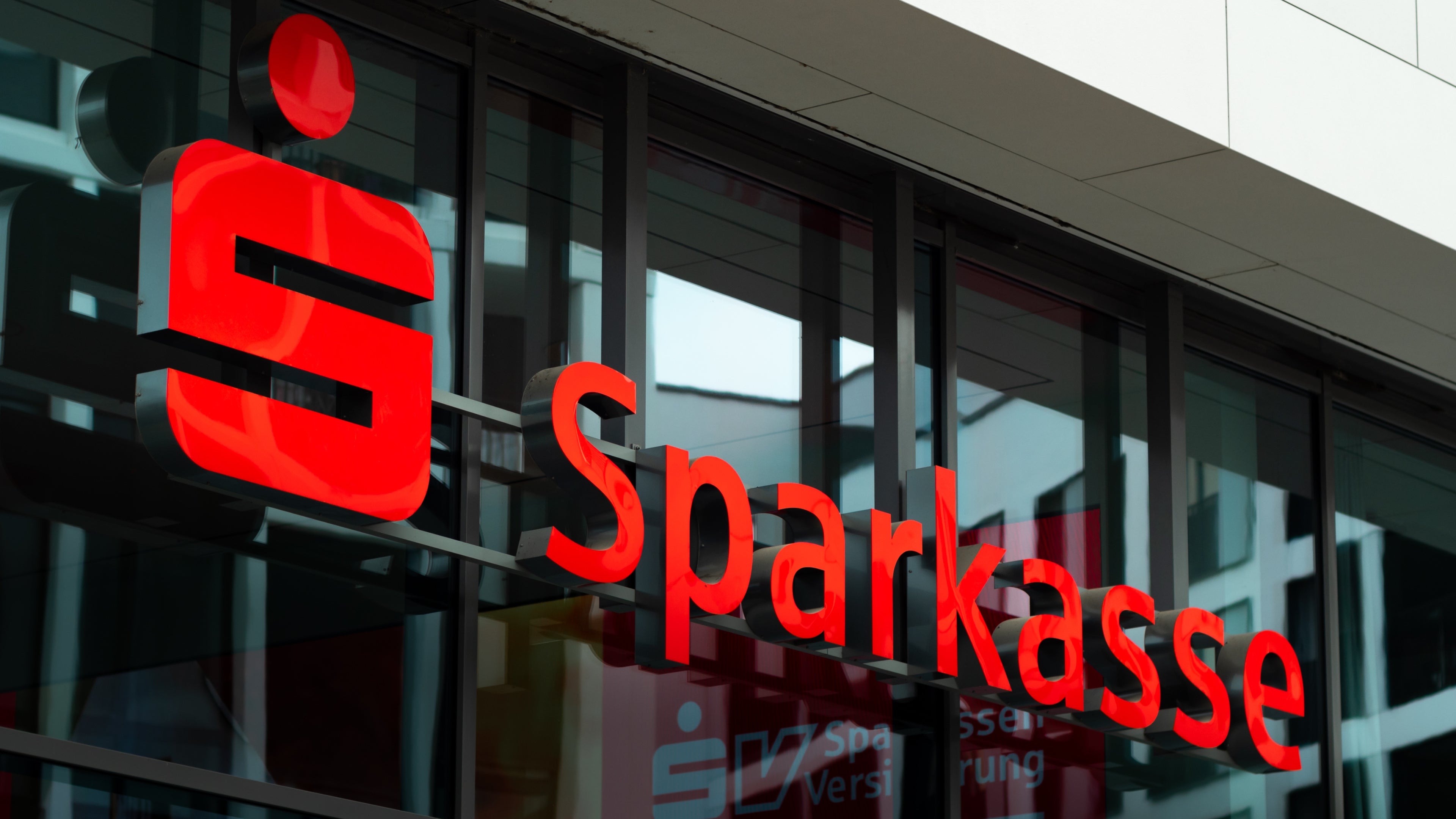 Sparkasse zieht den Stecker: In 3 Monaten ist für Millionen Kunden Schluss mit Kartenzahlung