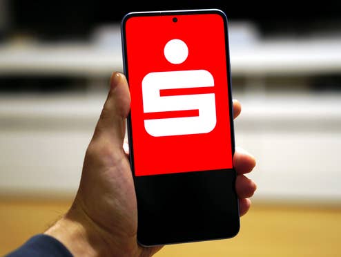 Sparkasse: Zahlung per Karte bald nur noch mit neuer App möglich Sparkasse-Logo auf einem Smartphone