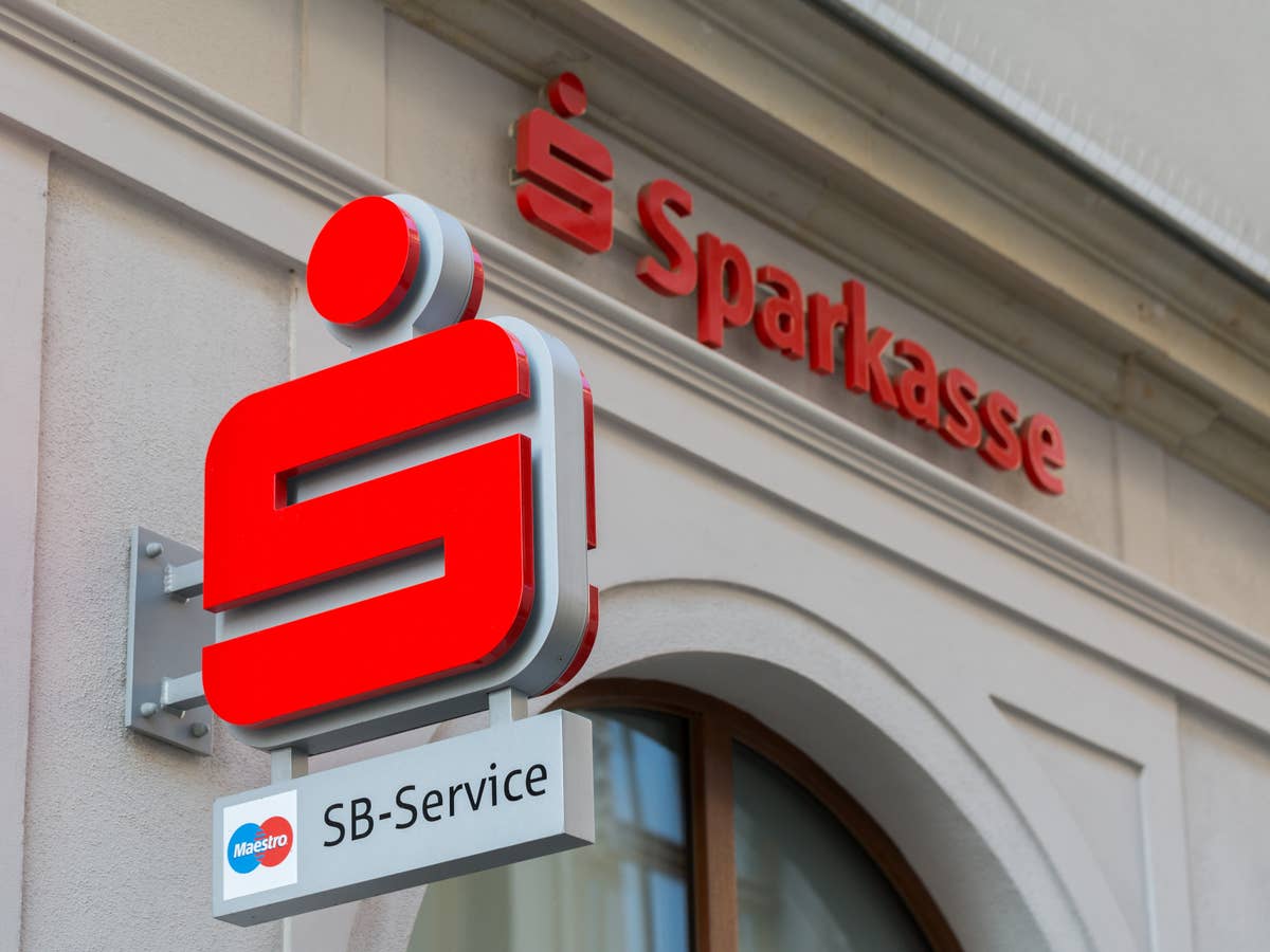 Logo von der Sparkasse an einem SB-Standort.