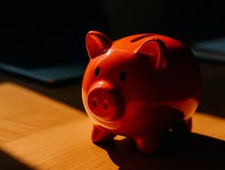 Sparschwein auf Tisch im Sonnenlicht als Symbolbild für Tagesgeld-Aktion.