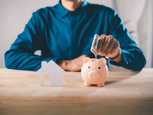 Ein Sparschwein auf einem Tisch.