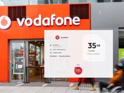 Vodafone-Store im Hintergrund, sparSIM S Angebot vorne