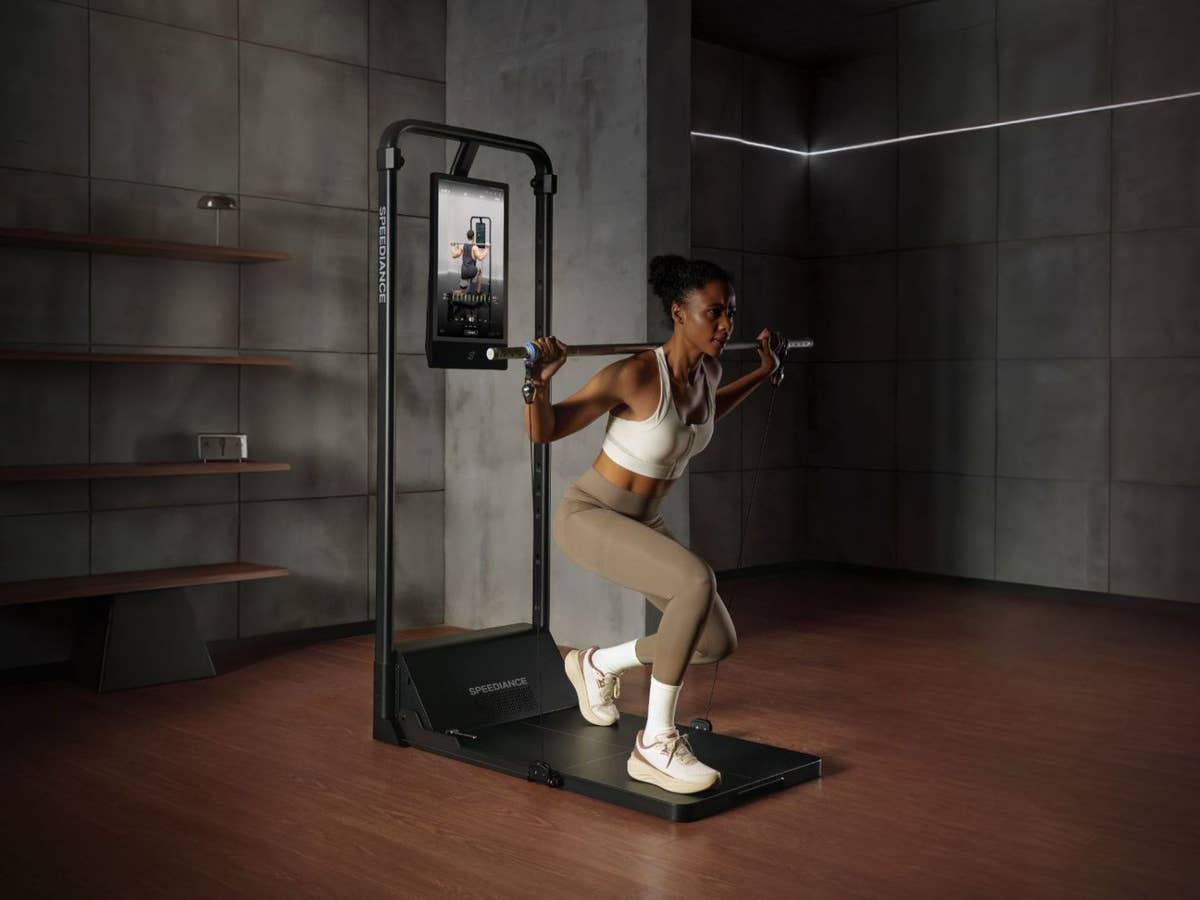 Eine Frau trainiert mit dem Speediance Gym Monster 2