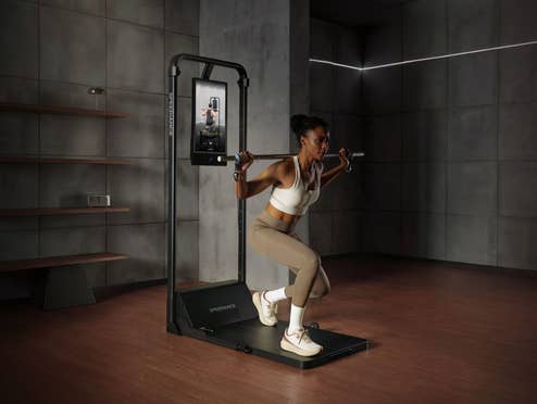 Eine Frau trainiert mit dem Speediance Gym Monster 2