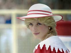 Lady Diana schaut mit weiß-rotem Hut schräg an der Kamera vorbei.