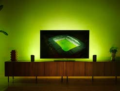 Ein Fernseher vor einem grünen Hintergrund