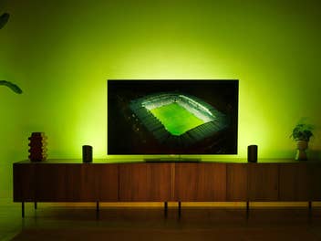 Ein Fernseher vor einem grünen Hintergrund