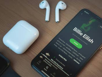 Ein Smartphone mit Spotify-App
