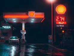 Diesel und Benzin noch viel zu billig? So lang müssen die Deutschen für eine Tankfüllung arbeiten