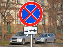 Schild Halteverbot, Falschparker