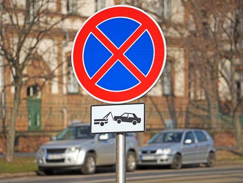 Unschuldige Autofahrer sollten Bußgelder fürs Falschparken zahlen – kann jeden treffen Schild Halteverbot, Falschparker