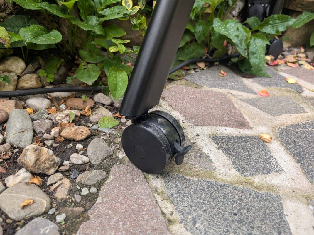 Standfuß mit Bremse hält den Outdoor-Fernseher stabil