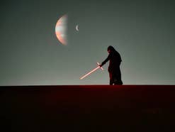 Star Wars Symbolbild Jedi Ritter mit Schwert in der Hand auf einem Planet.