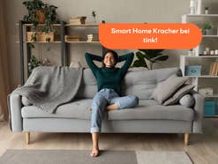 Frau sitzt auf einem Sofa