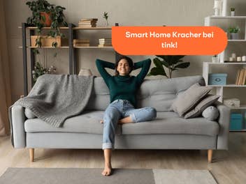 Frau sitzt auf einem Sofa