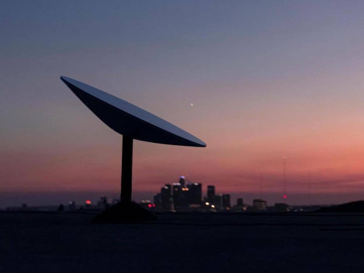 Starlink-Antenne für Internet per Satellit Eine Starlink-Satelliten-Antenne