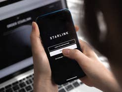 Ein Smartphone mit Starlink-Admin-Oberfläche