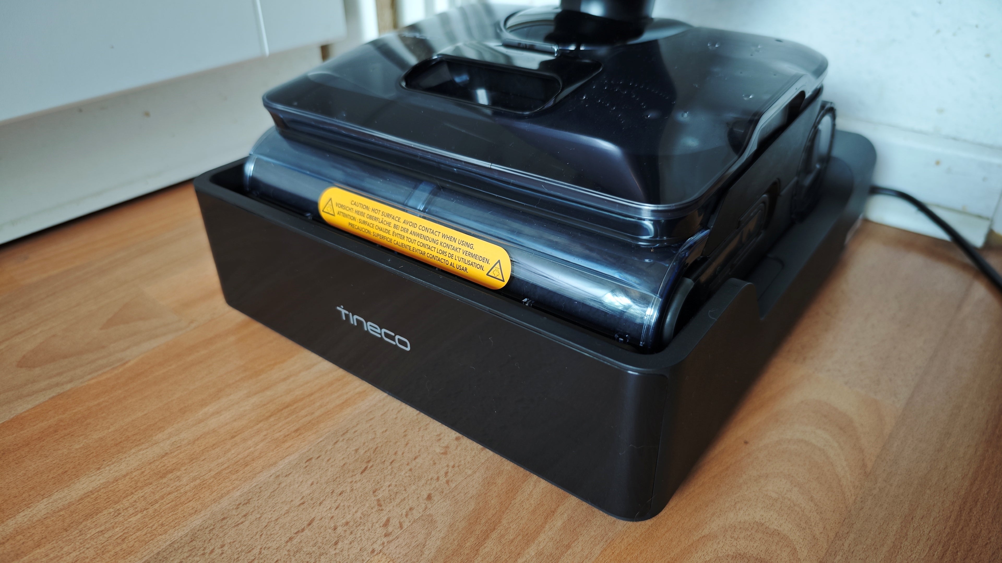 Der Tineco Floor One S9 Artist Boost Steam in seiner Ladestation