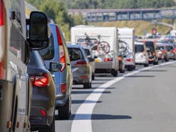 Autos stehen im Stau auf der Autobahn