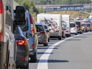 Autos stehen im Stau auf der Autobahn