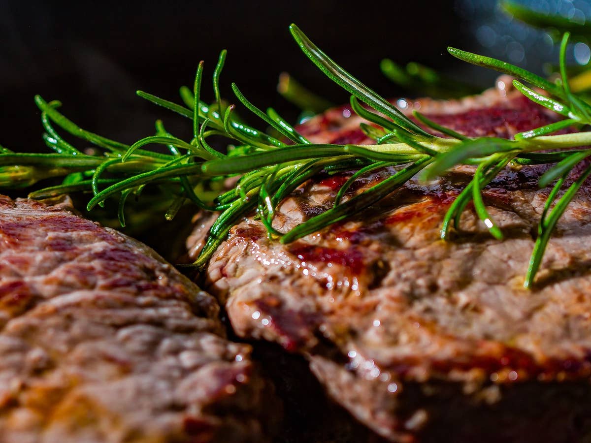 Ein Steak auf einem Grill