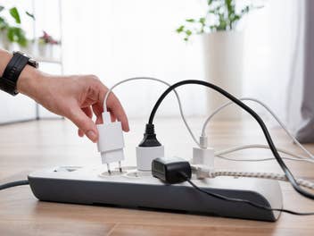 Steckerleiste mit multiplen Ladeadapter