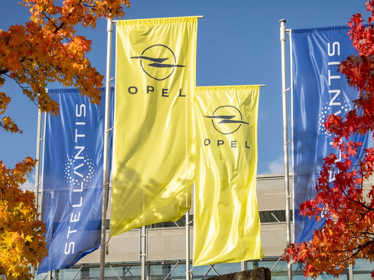 Stellantis macht Ernst: Opel nur noch Regionalmarke Opel-Fahnen am Hauptsitz in Rüsselsheim.