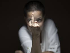 Frau zeigt Mittelfinger