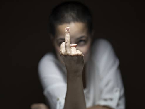 Lustige Beleidigungen Frau zeigt Mittelfinger